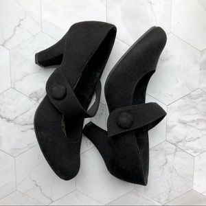 American Eagle by Payless Black Suede Pumps Size 5